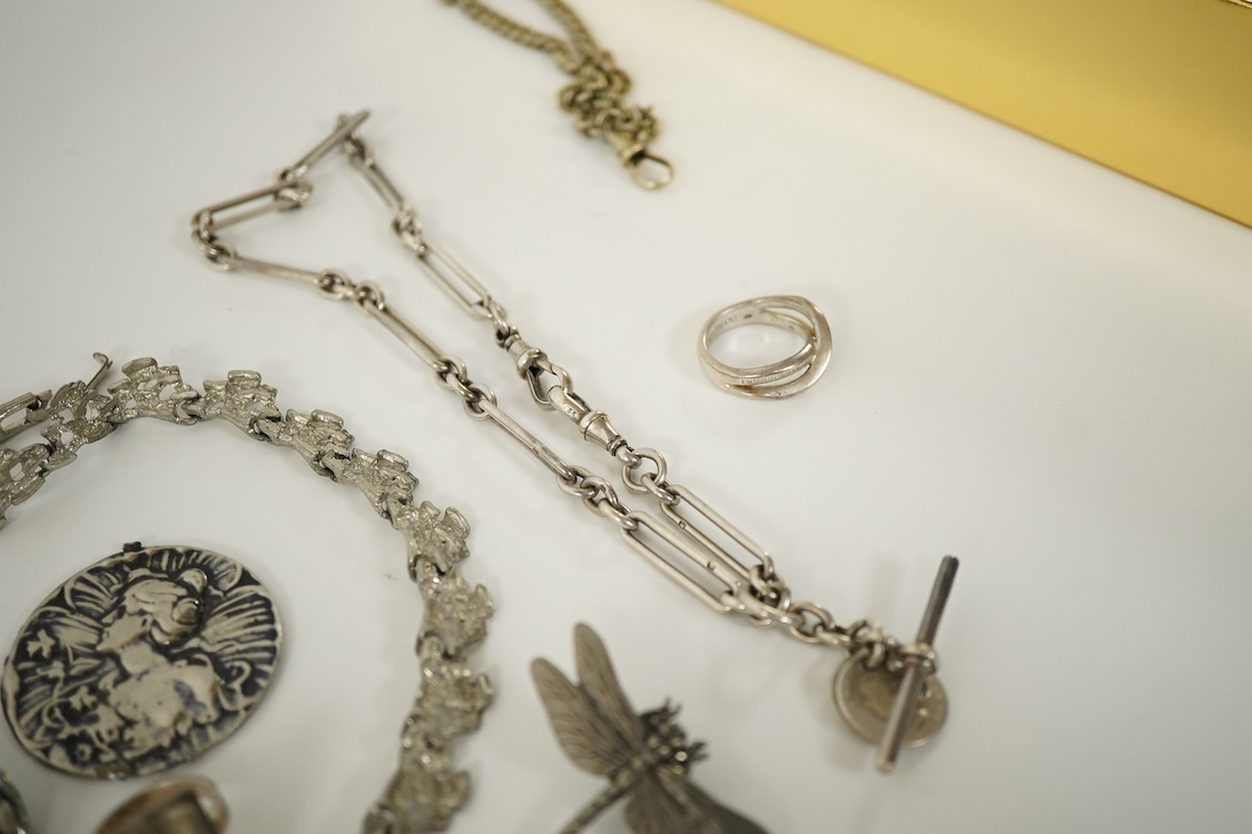 A quantity of assorted jewellery including costume, a 9ct gold fine link chain, malachite bead necklace, amethyst set white metal dragonfly brooch, two silver alberts and a silver hinged bangle, silver sweethearts brooch